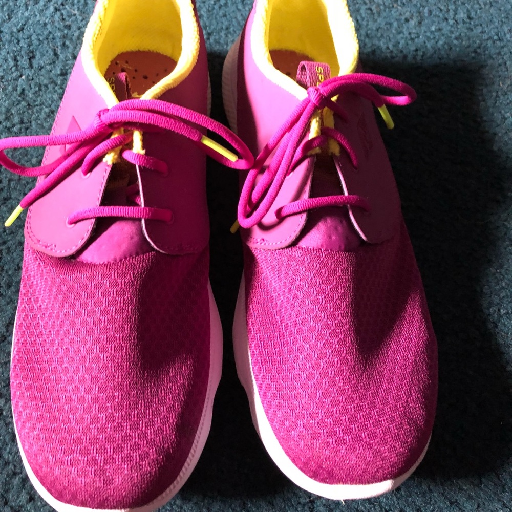 Sperry magenta tennis shoe